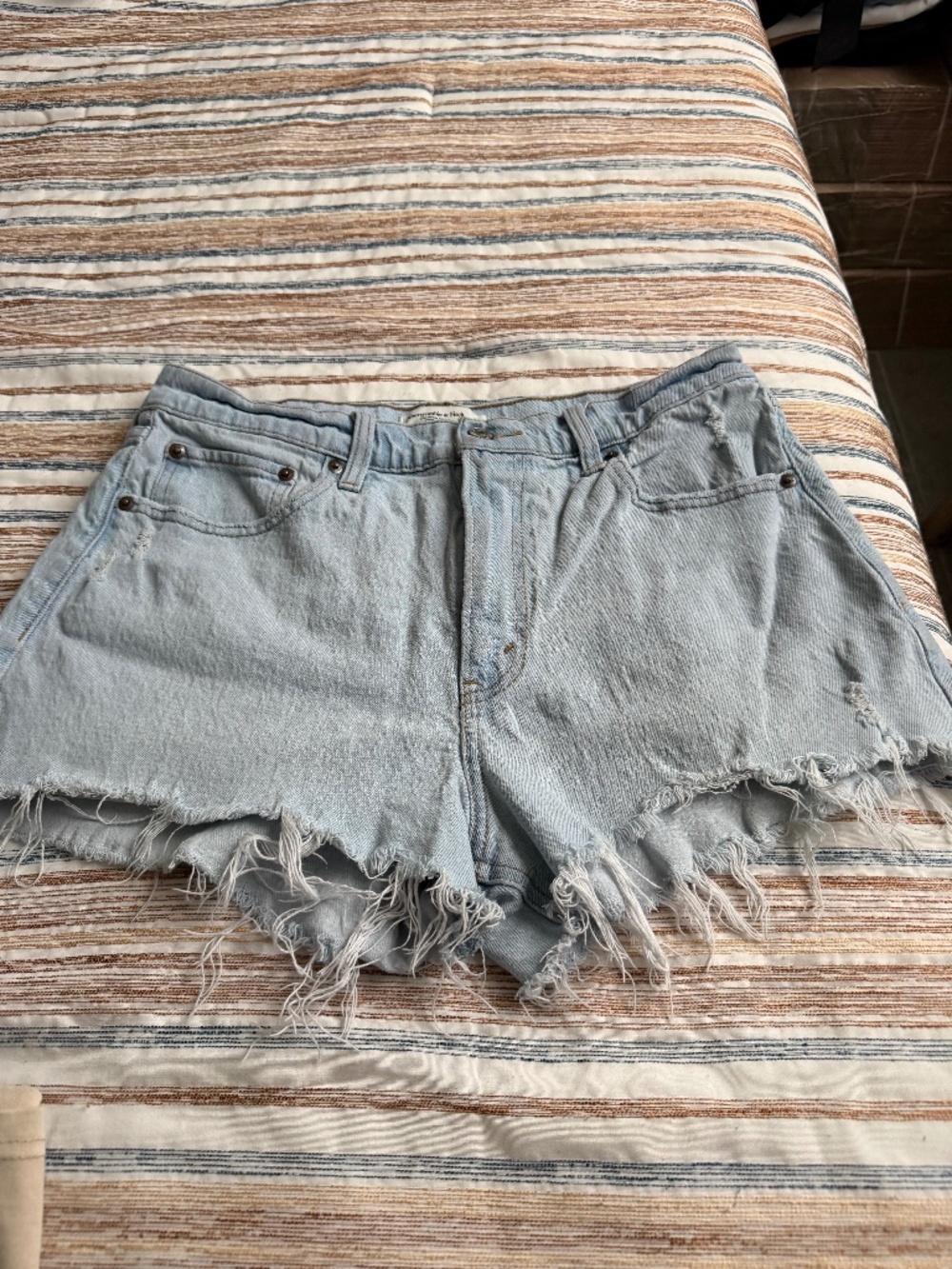 Abercrombie & Fitch The Mom Short High Rise Size 30